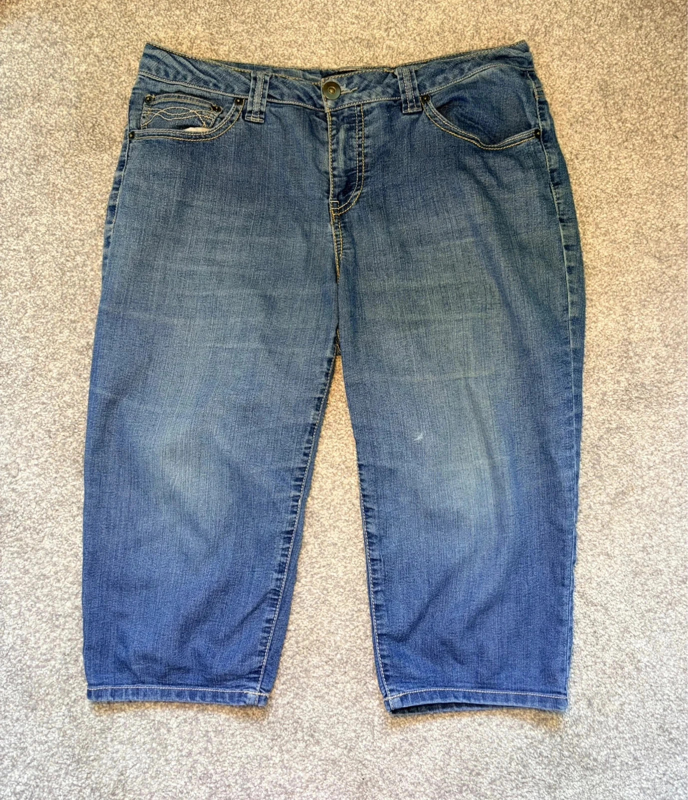 Baccini Denim Capri Jeans - Size 10 Petite - Mid Wash Stretch