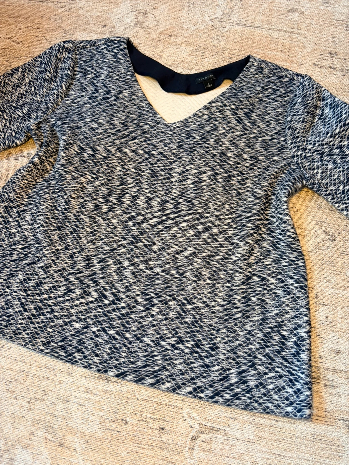 Ann Taylor Navy White Textured Top Size L UK14-16 Elbow Sleeve V-Neck Work Casual