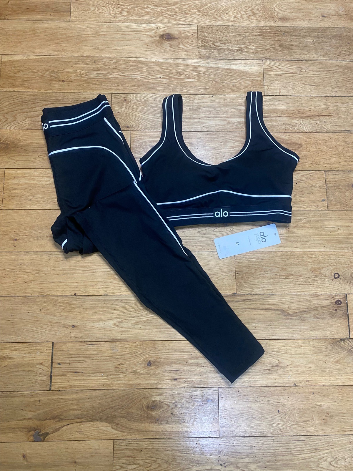 Alo Yoga Airbrush Heart Throb Bra & Leggings Set - Black Size M