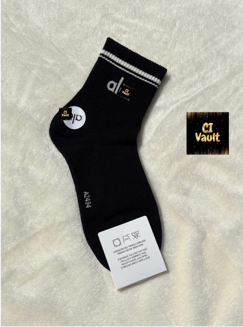 Black and white alo socks S
