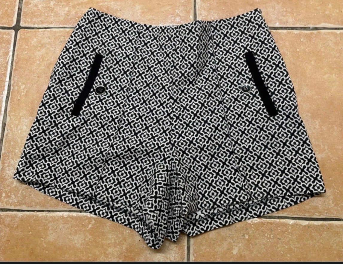 Miss Selfridge UK 10 Black White Print Smart Shorts VGC
