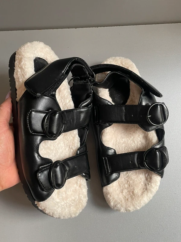 Women’s black faux fur lined Zara buckle sandals eur 38