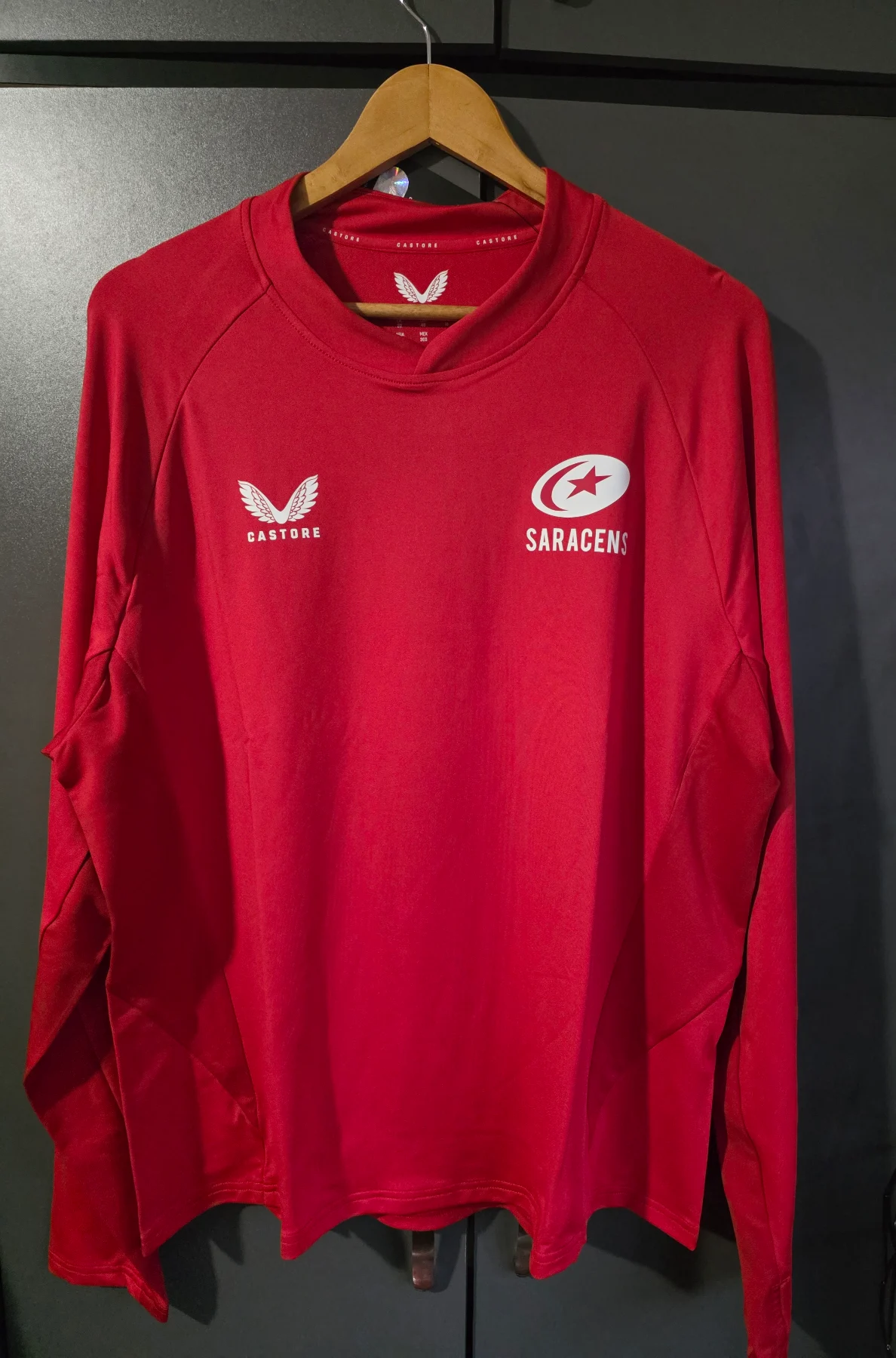 Brand New Castore Saracens Rugby Training Top Midlayer Red Size UK 20 / US 16