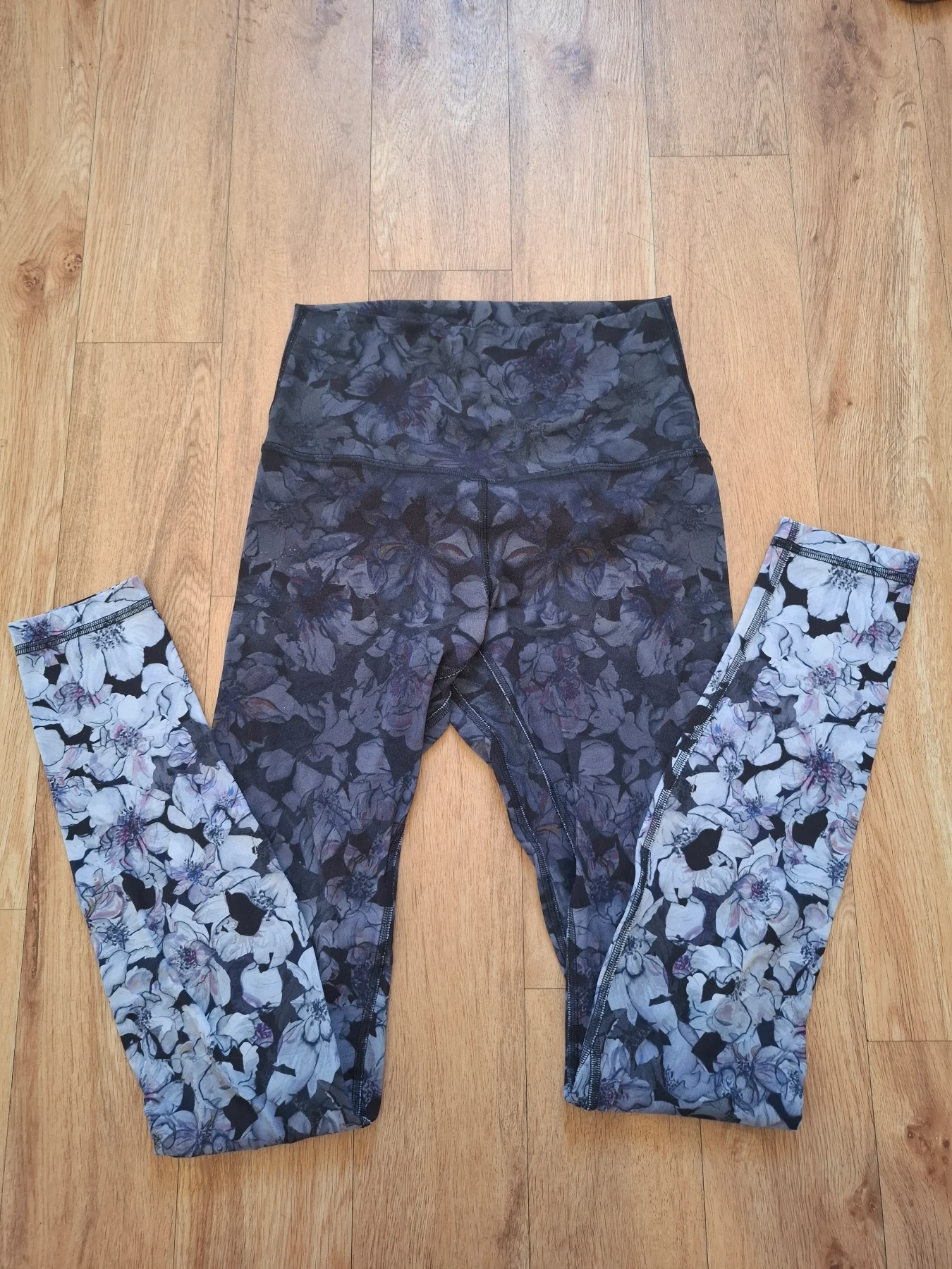 Lululemon Flowery Dark blue leggings -Size 4