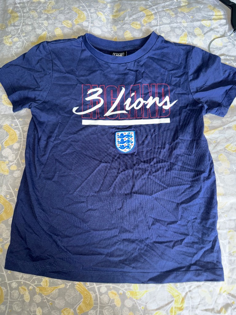 George England 3 lions football print t-shirt age 9-10 yrs