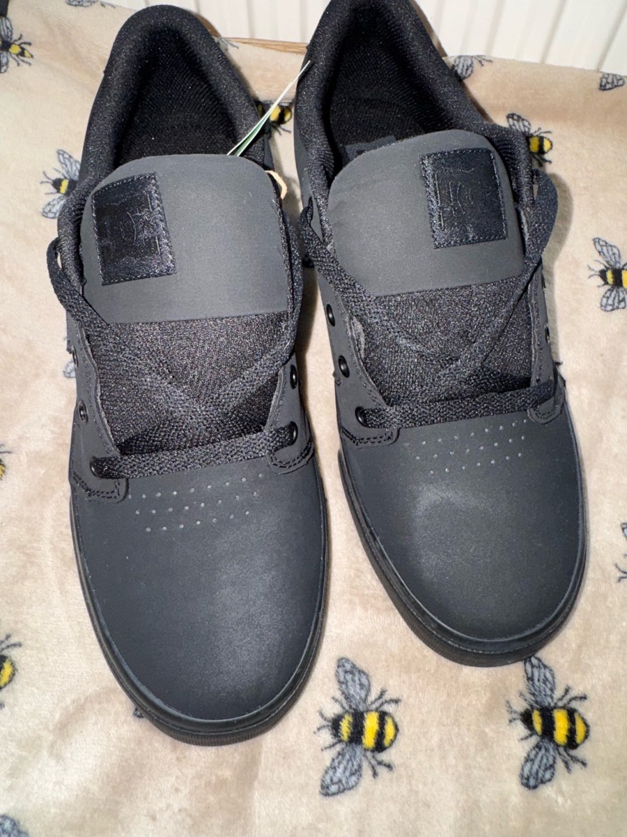 BNWT DC Shoes Men’s Anvil Skate Shoes – All Black (UK 9.5 / US 10.5 / EUR 44)