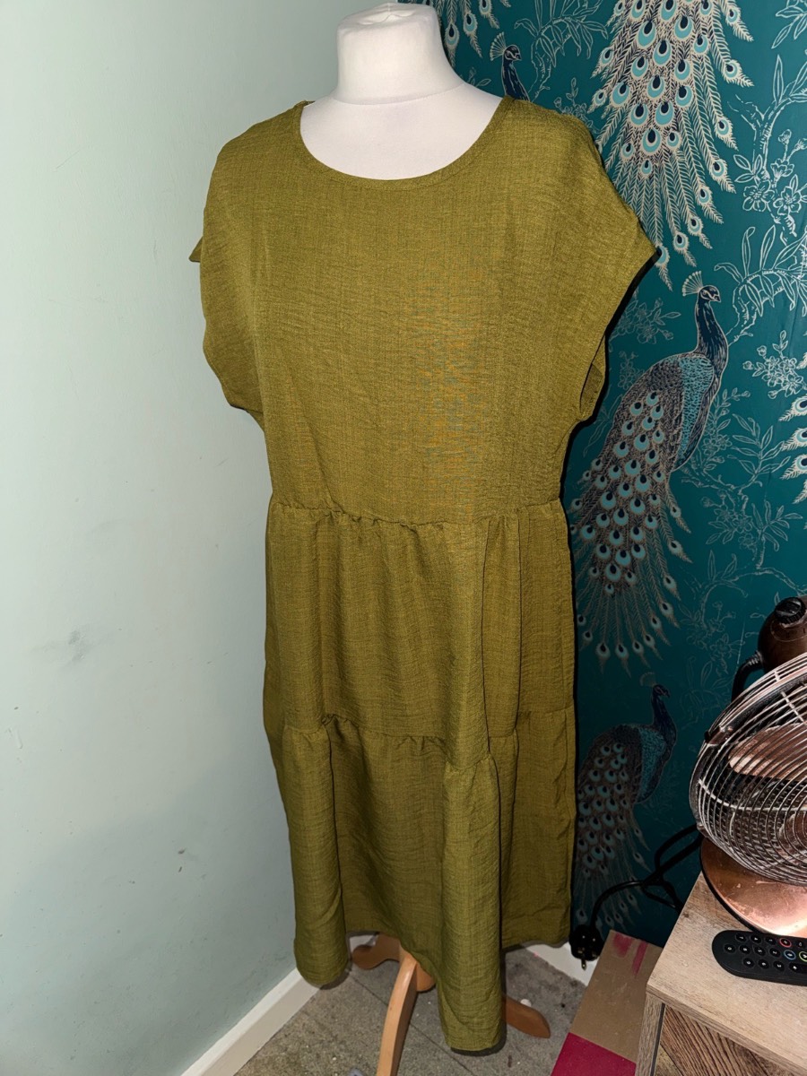 🌿 Olive Green Textured Tiered Midi Dress Size large (16)