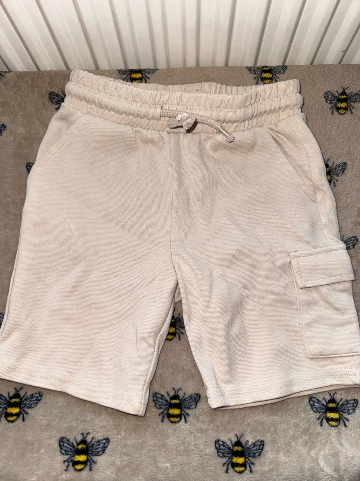 F&F boys cargo style shorts Cream age 3-4 yrs