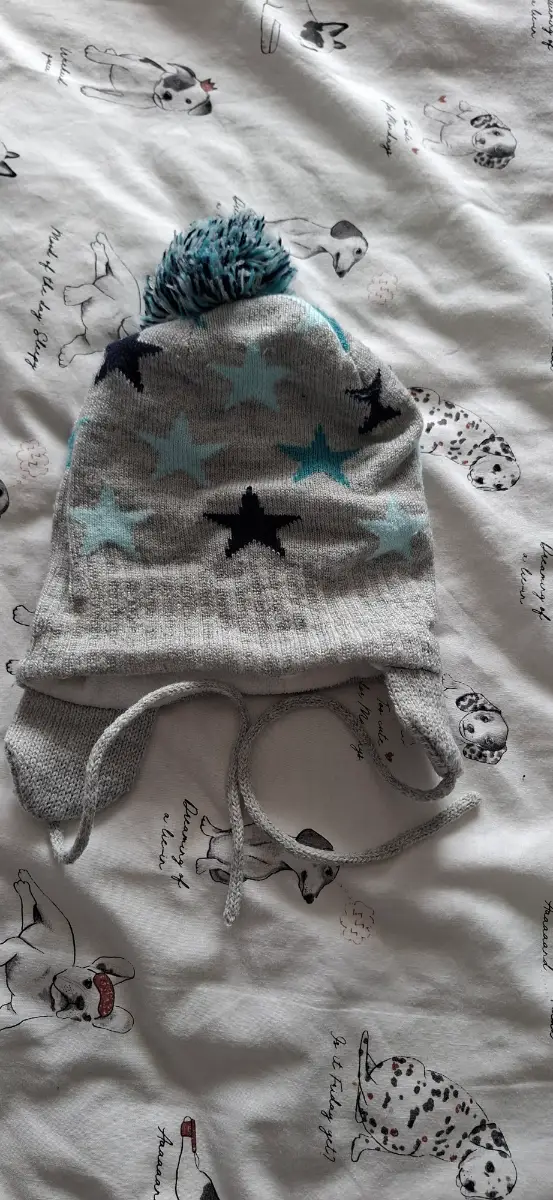 Babies r us hat,6-12 months