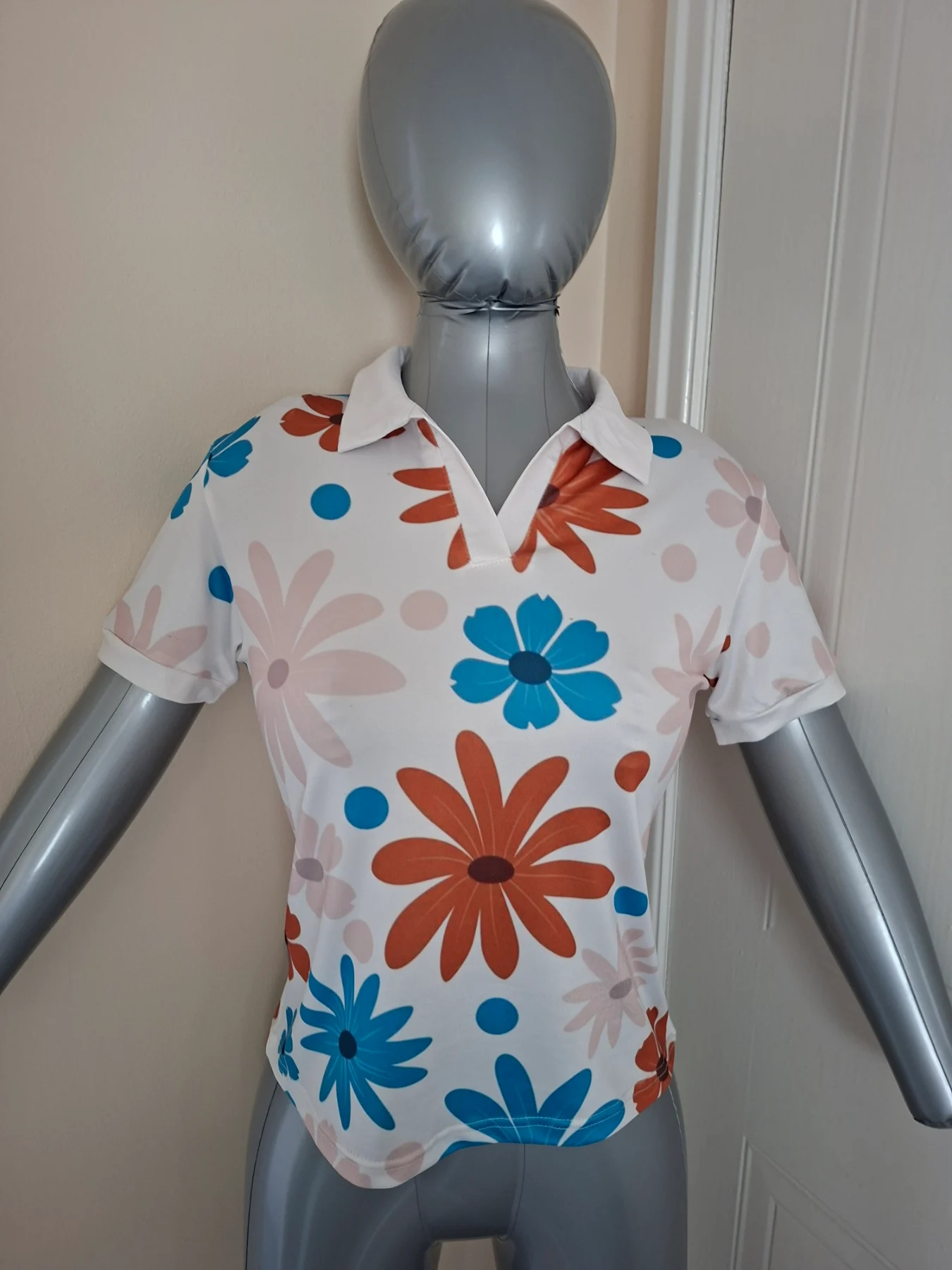 V neck retro pattern pull on shirt