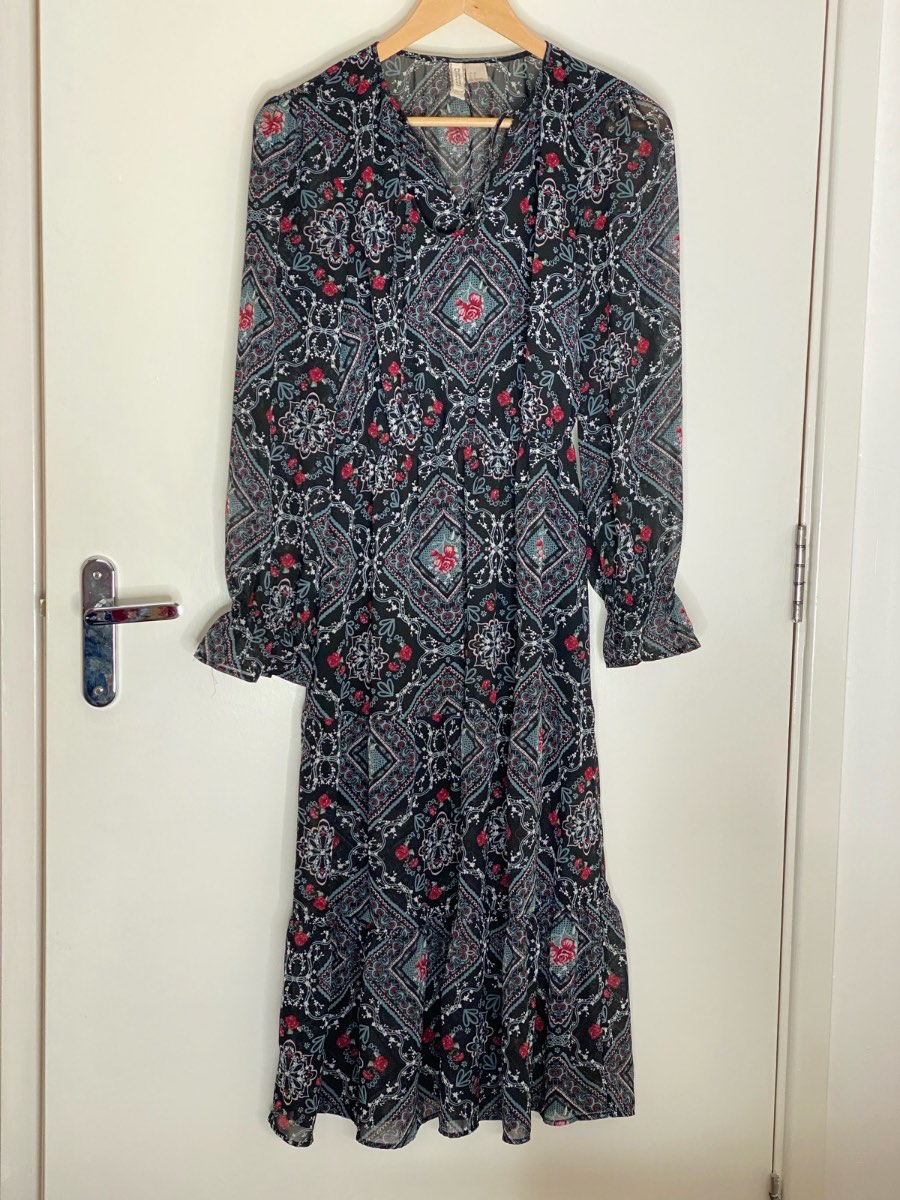 H&M elegant midi black floral dress size 4 - fits like 6