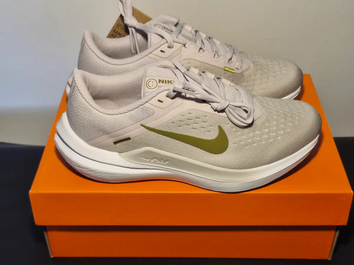 Nike Air Winflo 10 Womens Running Shoe. Platinum Violet. Size 3. Brand new in full box