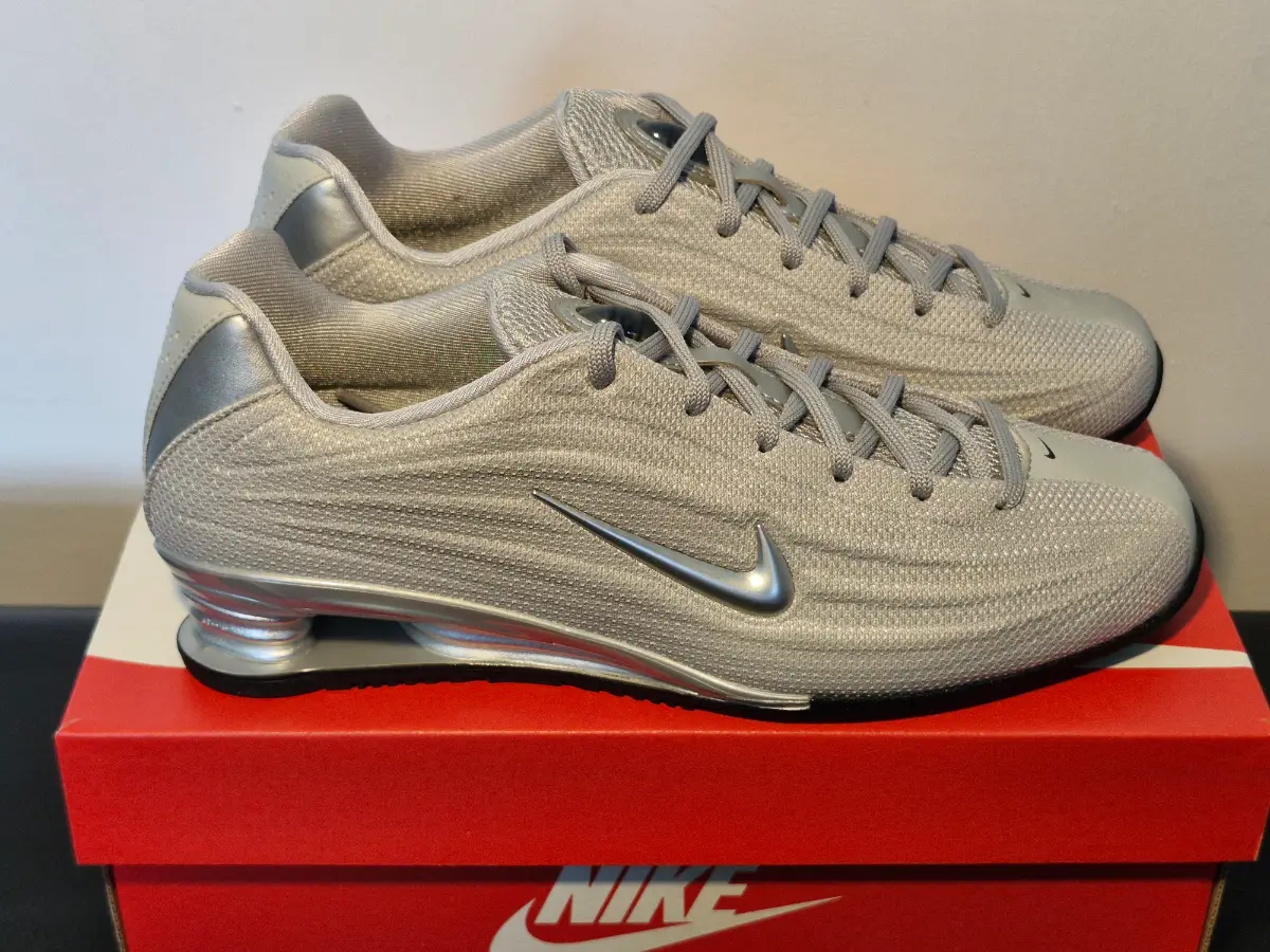 Nike Women's Shox Z. Silver. Size 5. Brand new in full box