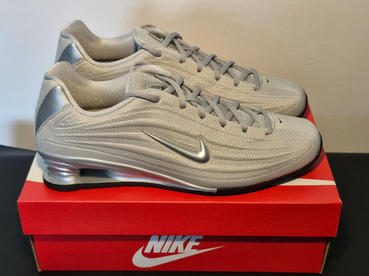 Nike Women's Shox Z. Silver. Size 6. Brand new in full box