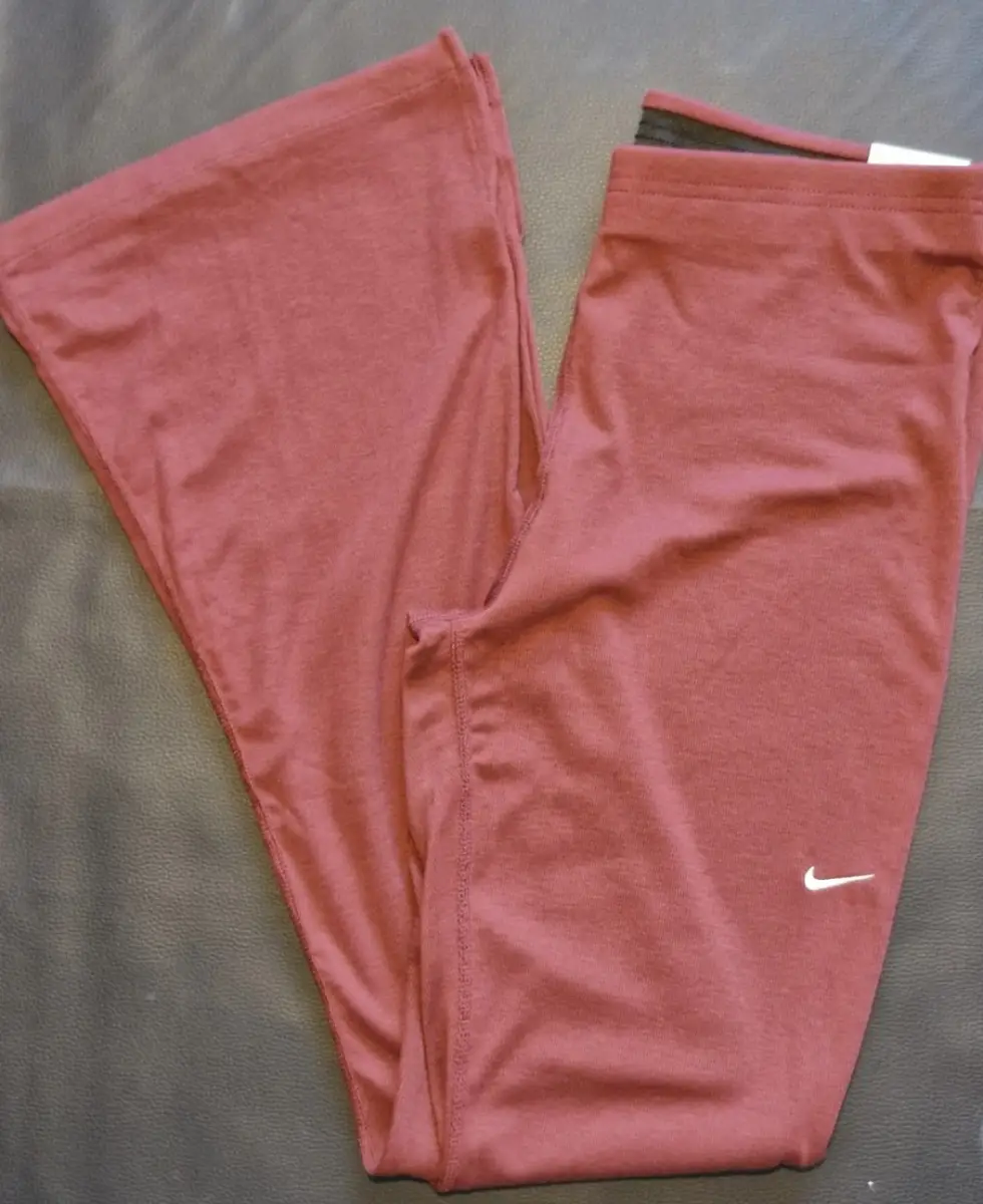 Nike Chill Knit Women's Tight Mini-Rib Flared Leggings. Maroon. Size Large. BNWT