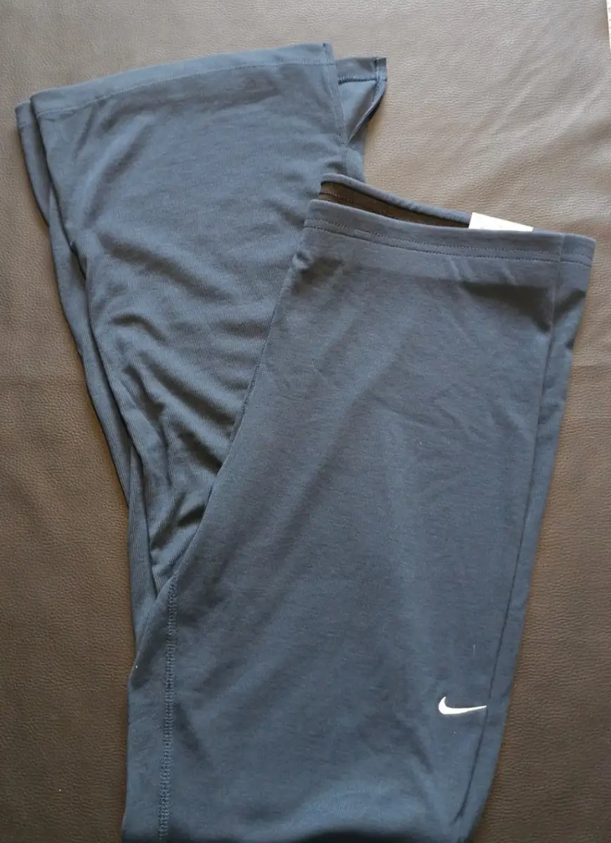 Nike Women's Chill Knit Mini-Rib Flared Leggings. Navy. Size XL. BNWT