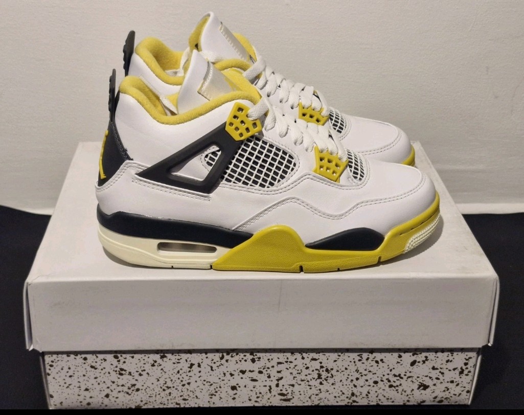Nike Air Jordan 4 Retro Vivid Sulfer. White-Yellow. Size 3.5 Brand new