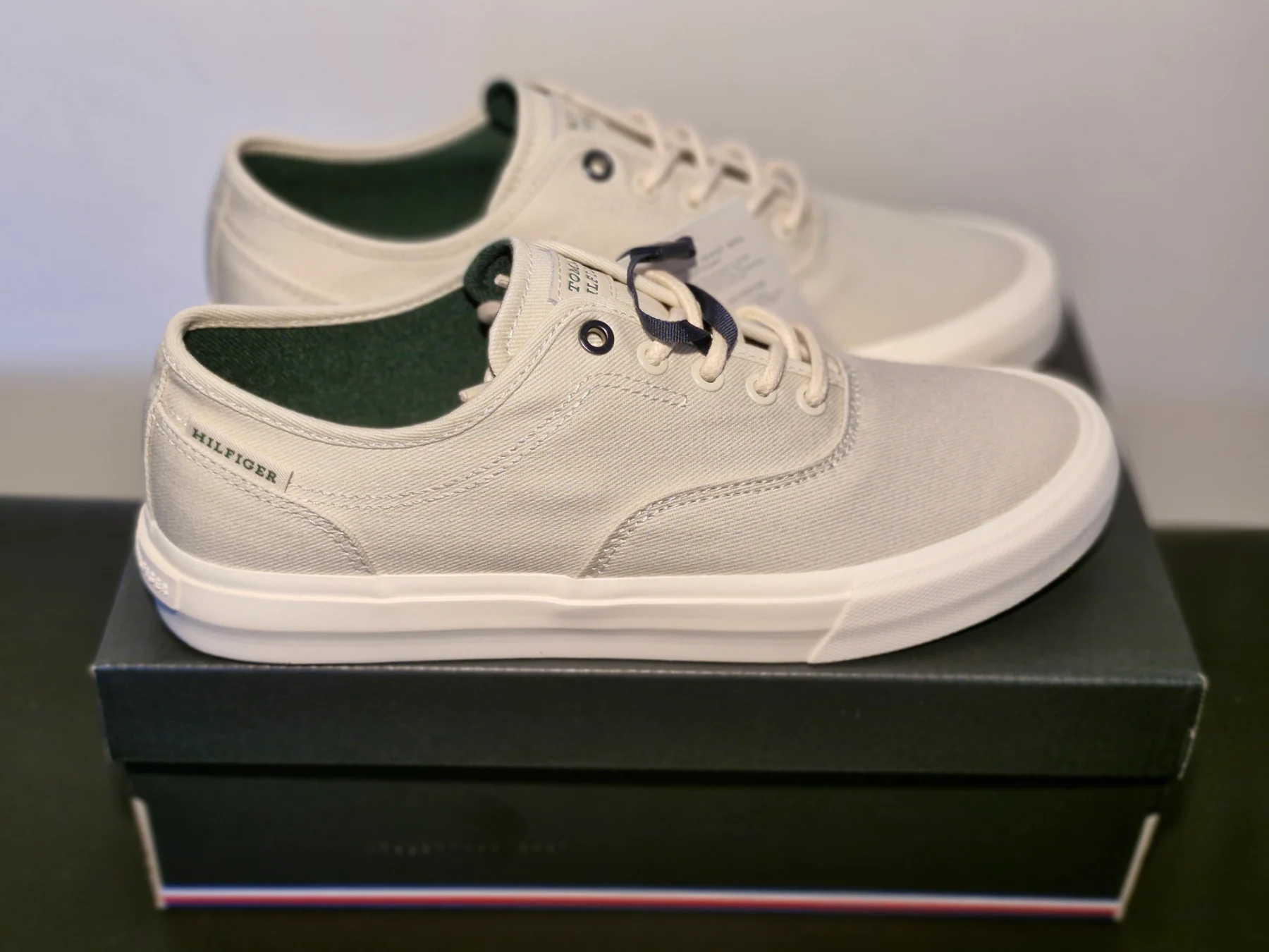 Tommy Hilfiger FM Harlem Toe Canvas. Cream-Green. Size 7. Brand new in full box