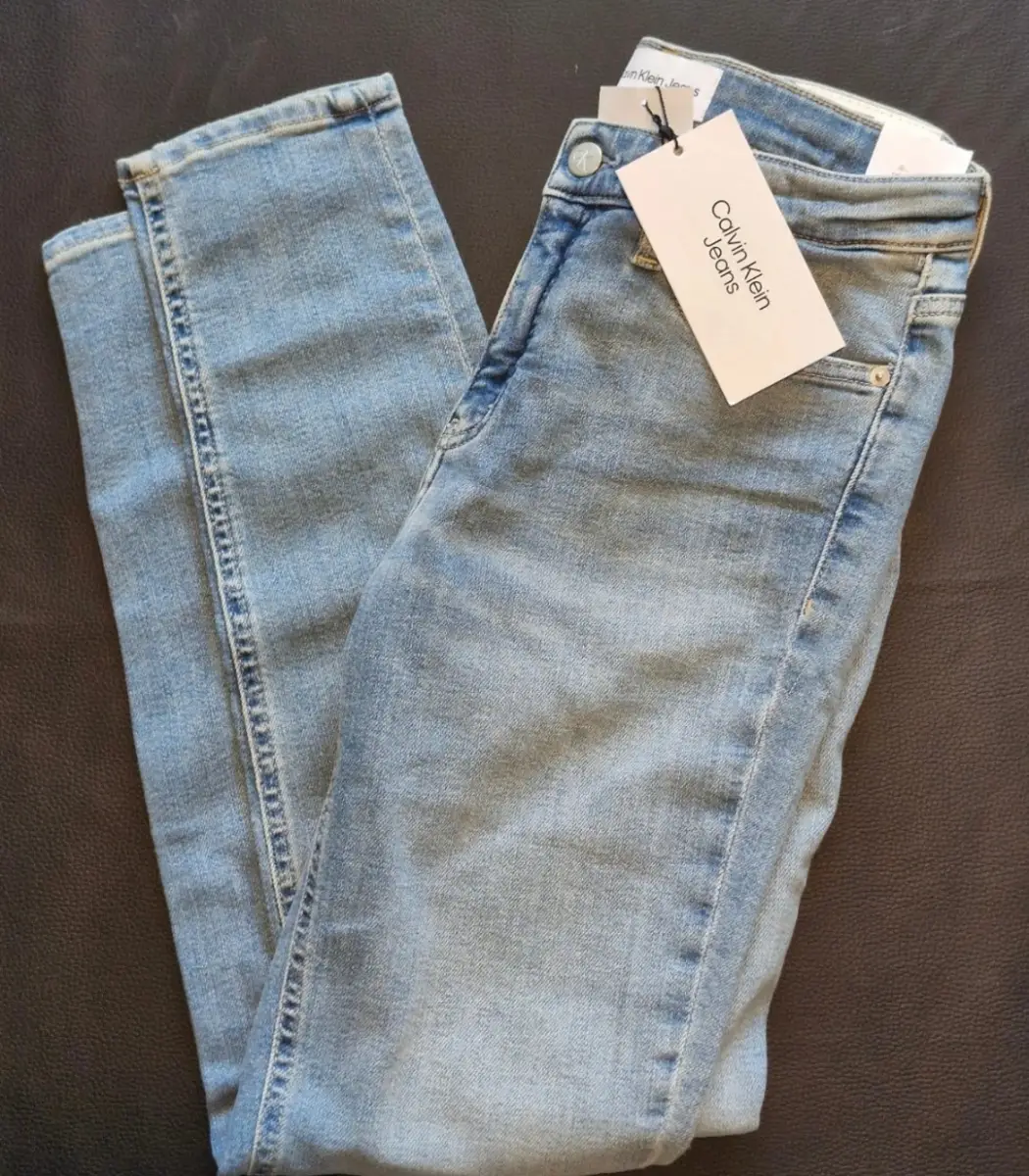 Calvin Klein Mid Rise Skinny Jeans. Blue. Size W28 L30. BNWT