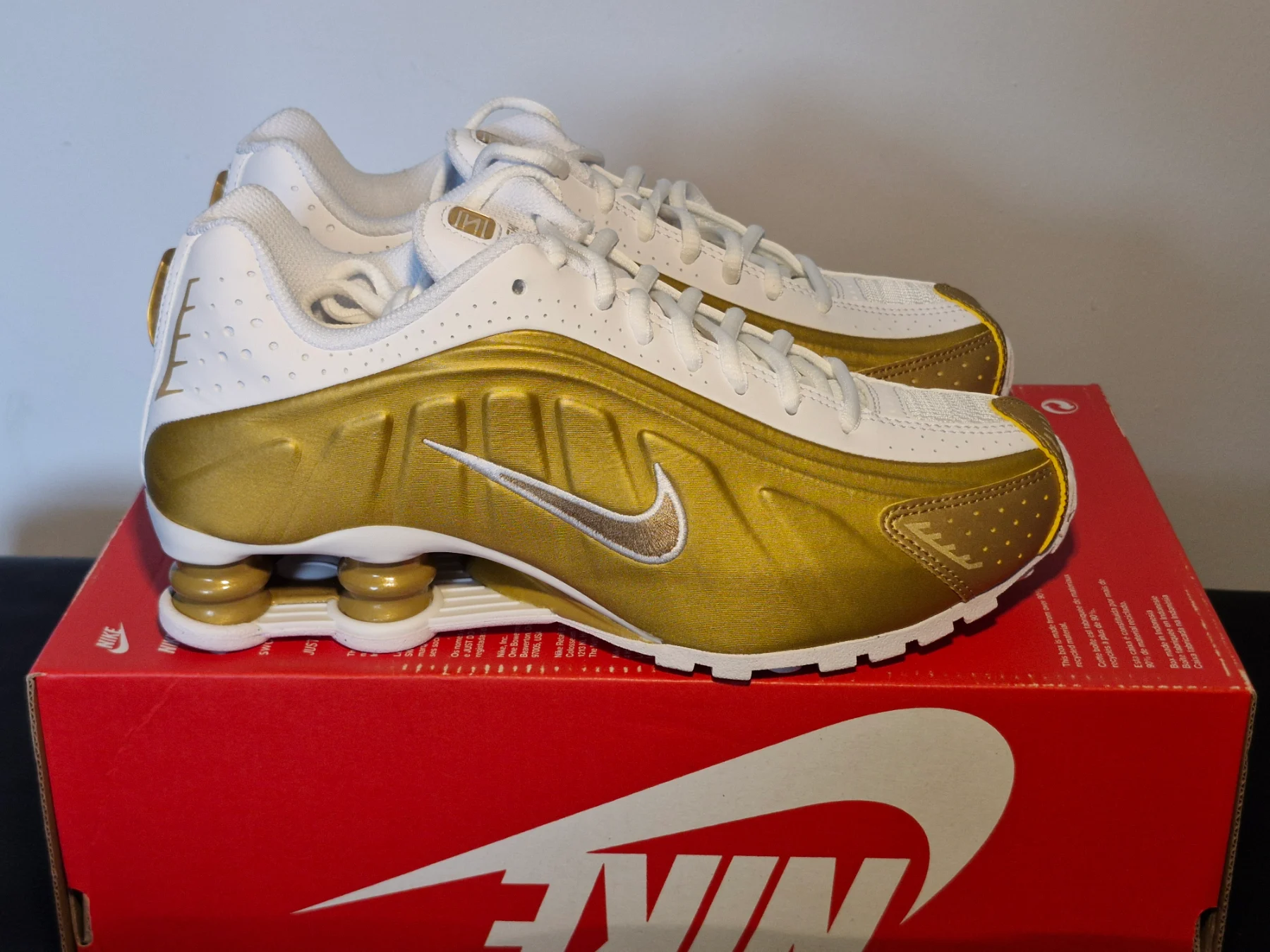 Nike Shox R4 Kids. White-Gold. Size 5. Brand new