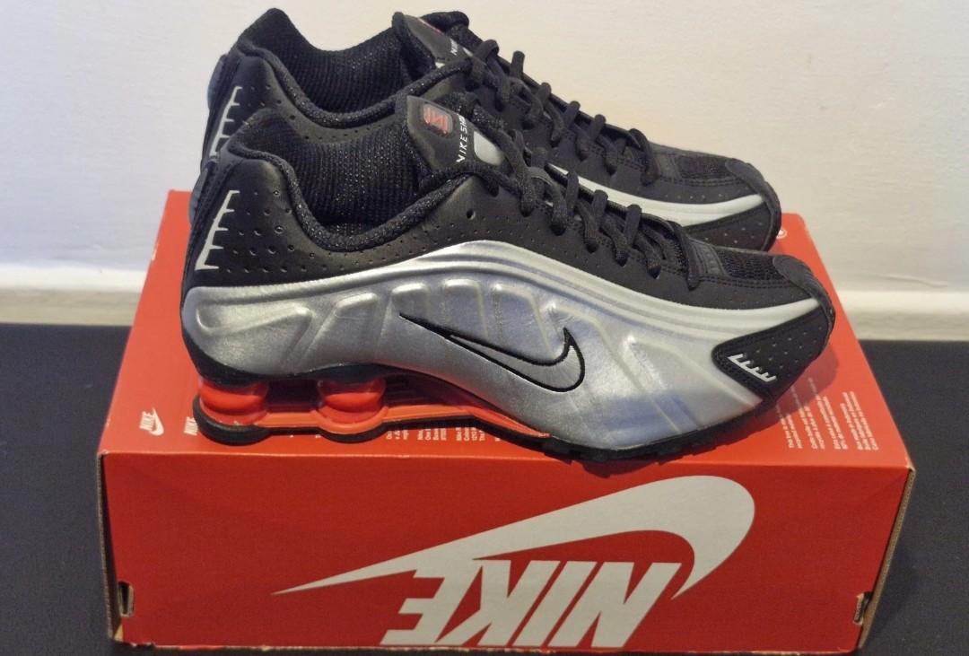 Nike Shox R4. Metallic Silver-Black. Size 5.5. Brand new