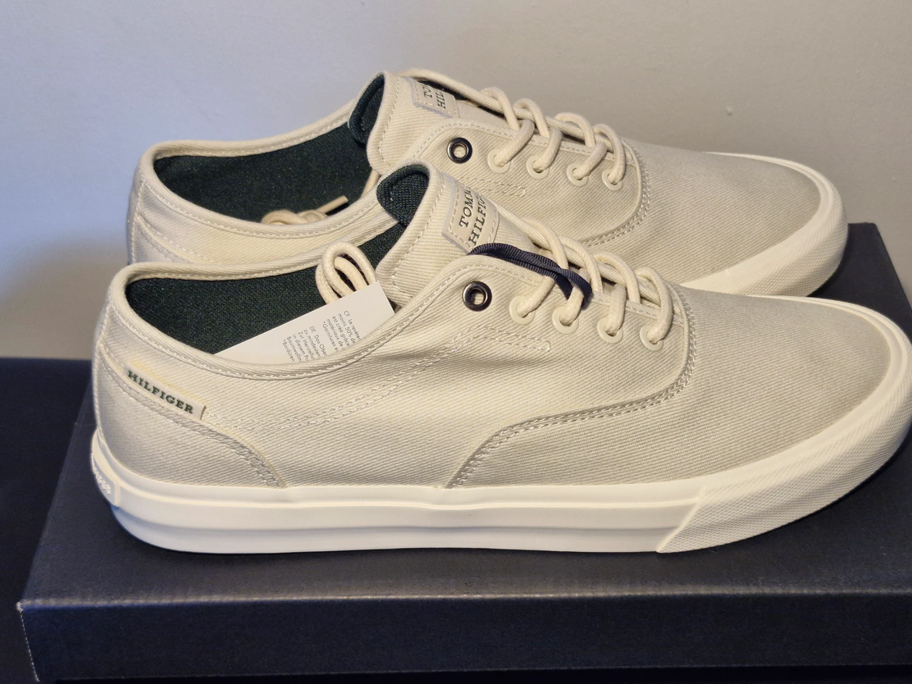 Tommy Hilfiger FM Harlem Toe Canvas  Trainer. Cream-Green. Size 9. Brand new in full box