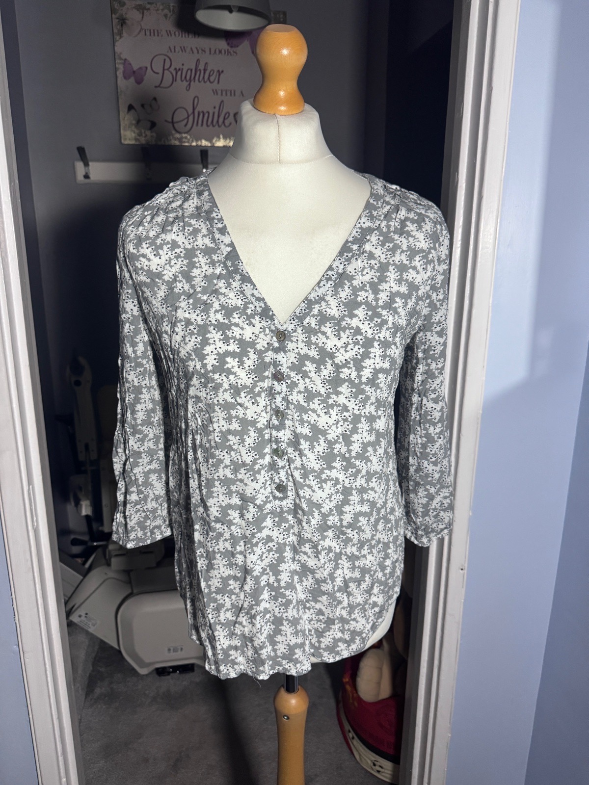 Phase Eight Grey White Floral Blouse UK 14 V Neck Button Front 3/4 Sleeve