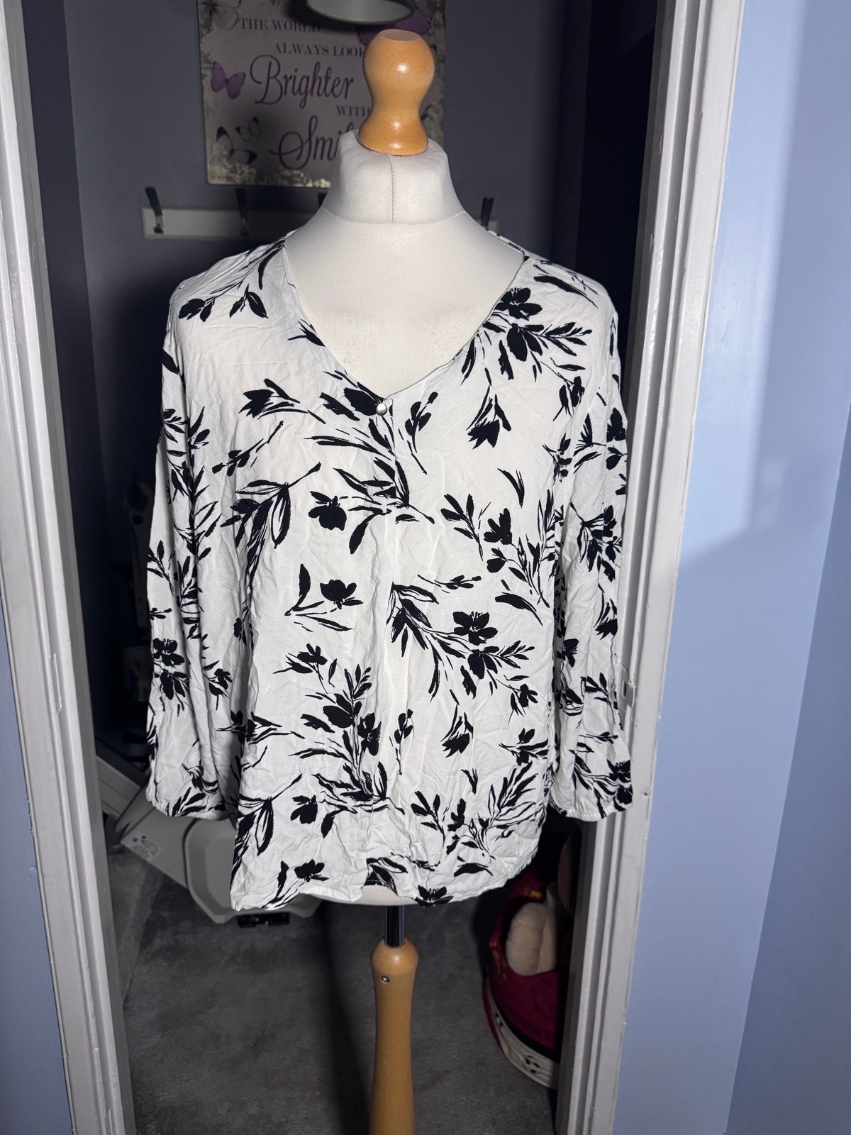 Bonmarché Floral Blouse Black & White UK 20 V Neck 3/4 Sleeve Viscose