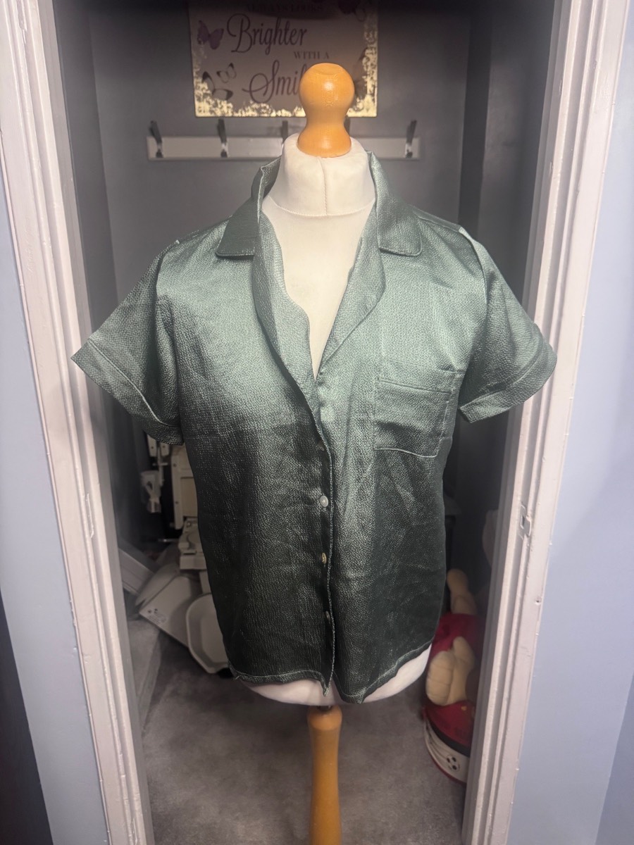 Nicole Miller New York Satin Shirt Sage Green Size L (UK 14–16) Textured Short Sleeve Blouse