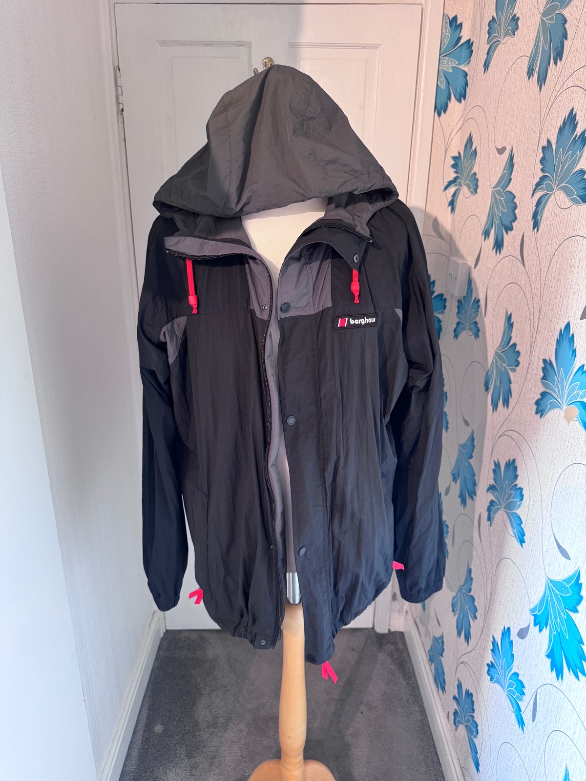 Berghaus Lightweight Hooded Jacket Black Grey UK XXL Outdoor Windbreaker