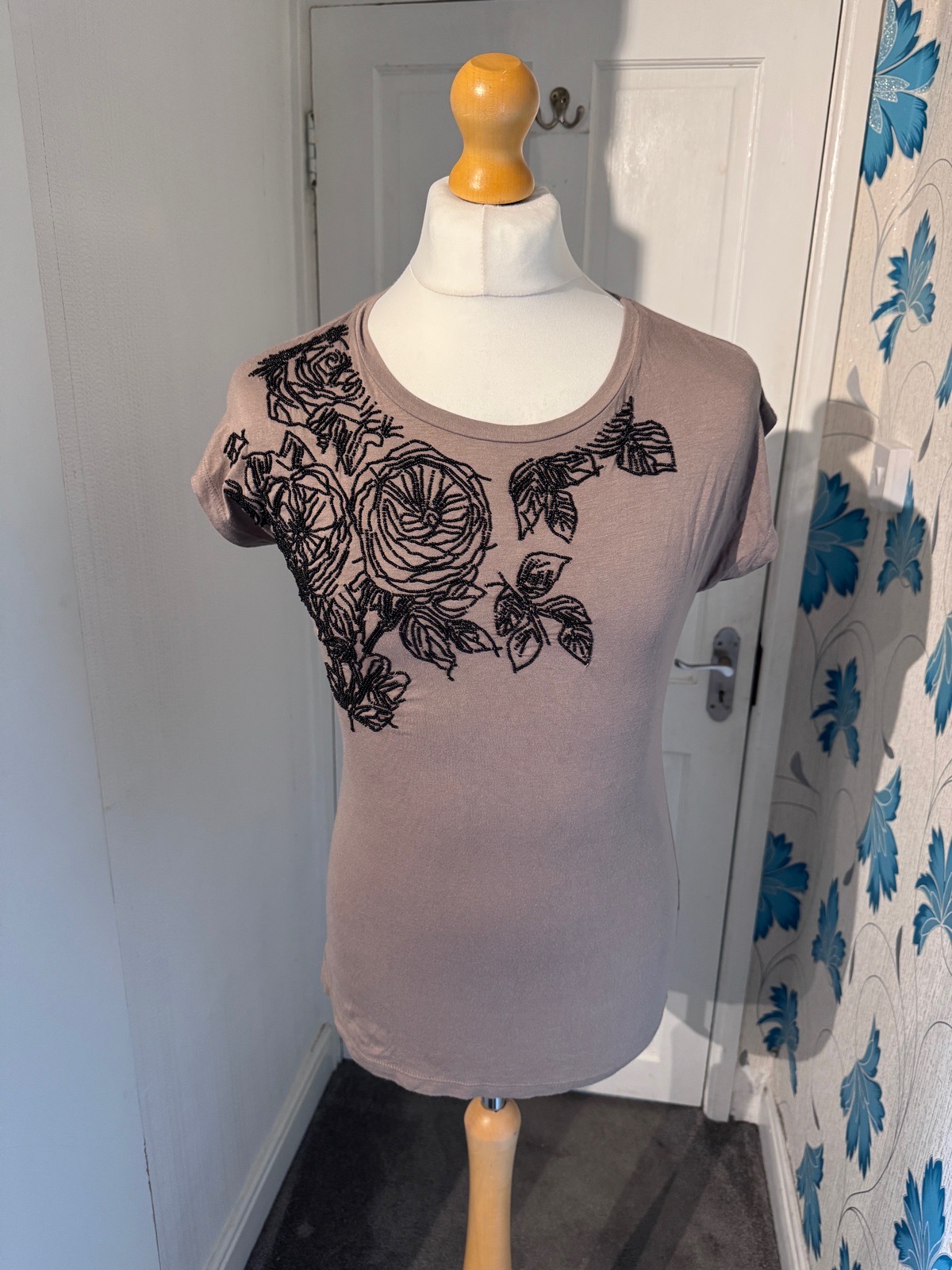 Reiss Taupe Beaded Floral T-Shirt UK 6–8 XS Short Sleeve Summer Top