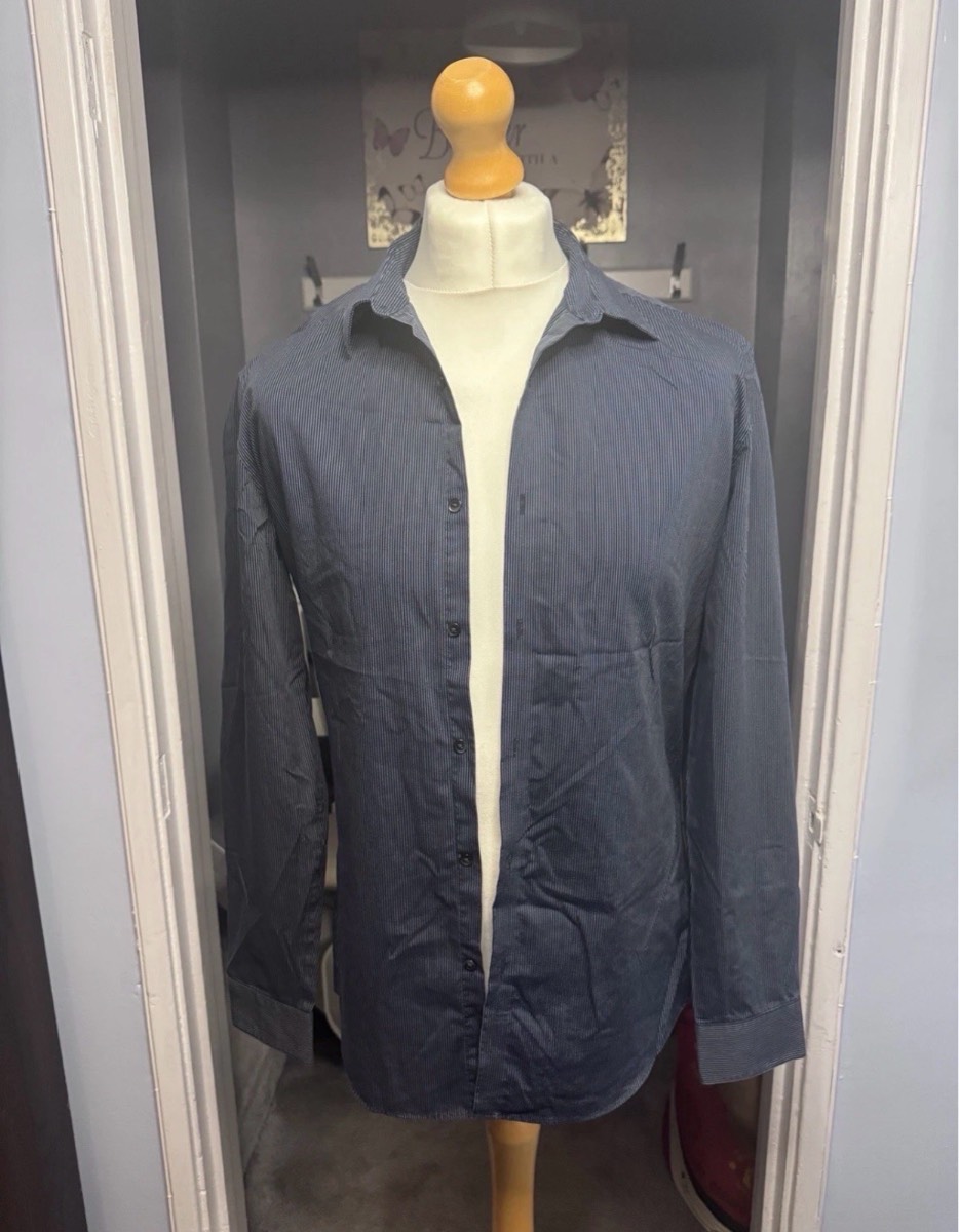 Calvin Klein Shirt Navy Pinstripe Medium (15–15.5”) Non Iron Body Fit Long Sleeve