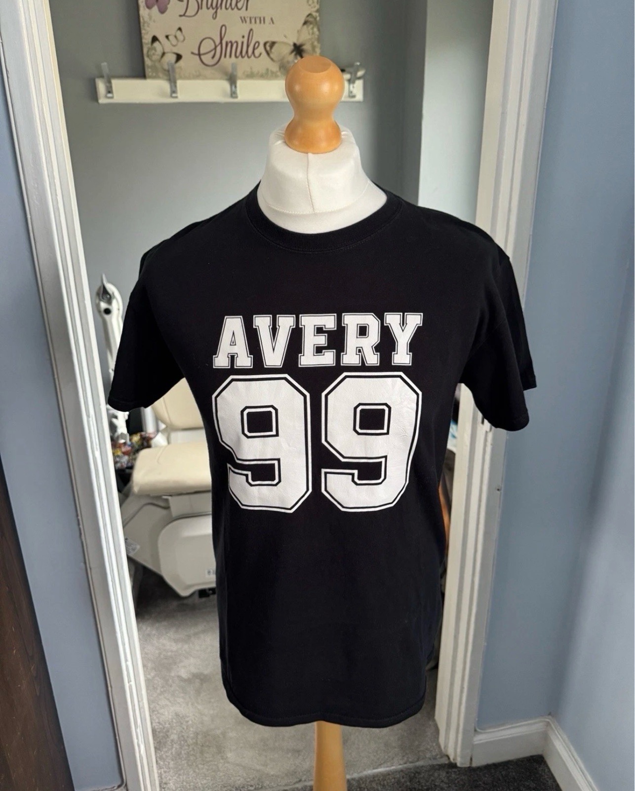Gildan Graphic T-Shirt Black Size M Avery 99 Varsity Print
