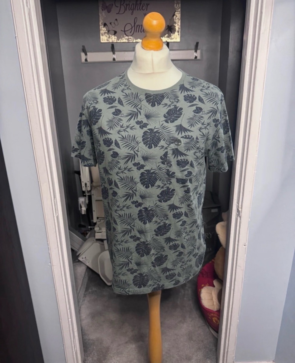 Timberland T-Shirt Grey Large Slim Fit Tropical Leaf Print 100% Cotton Summer