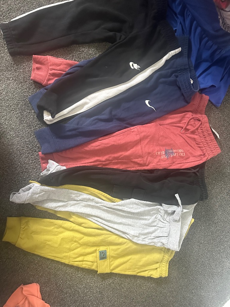 6 pairs of jogging bottoms