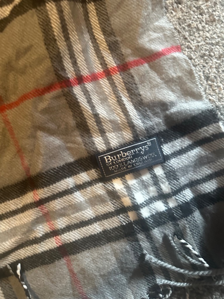 Beautiful Burberrys lambs wool scarf