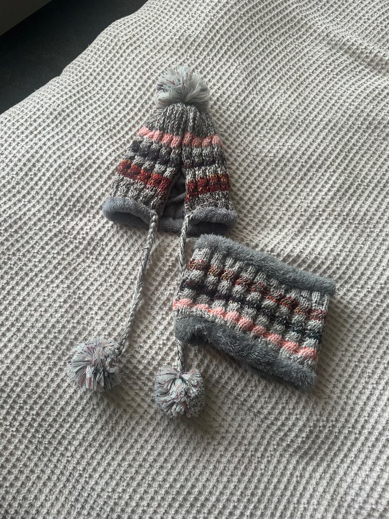Children’s hat and scarf