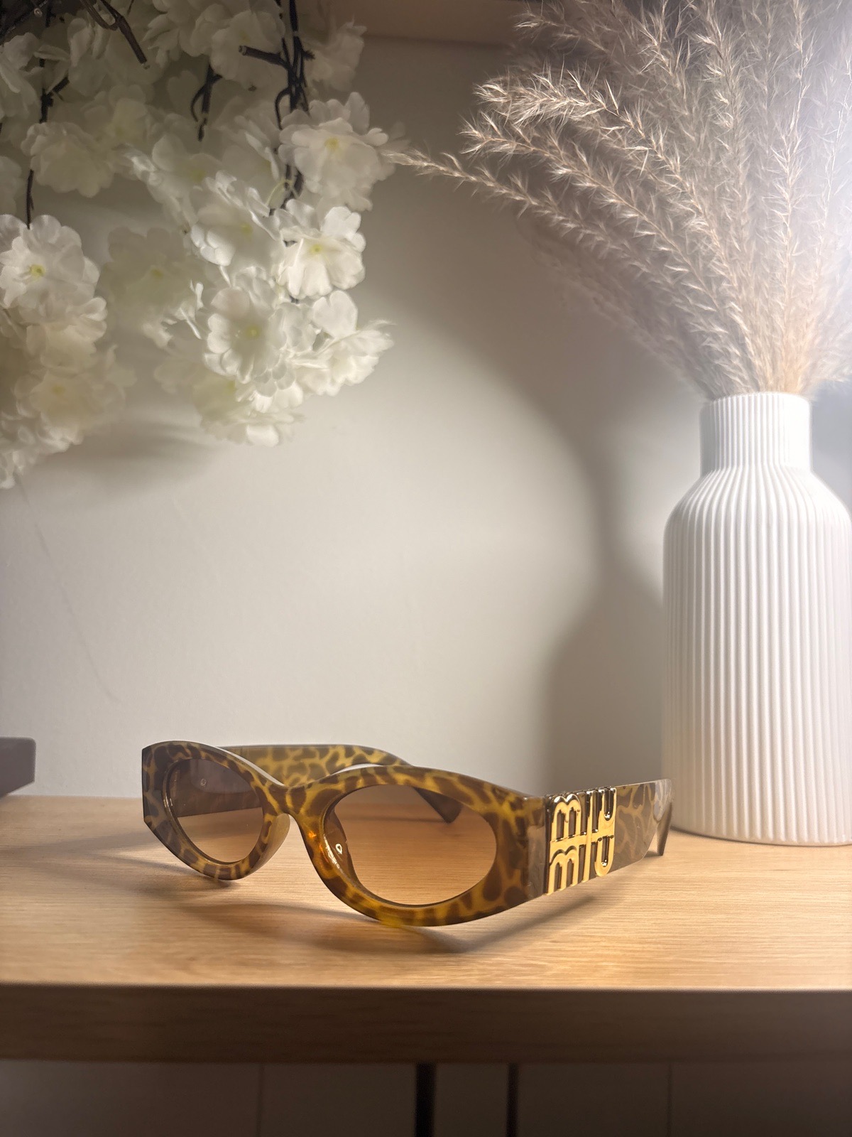 Tortoiseshell oval sunglasses