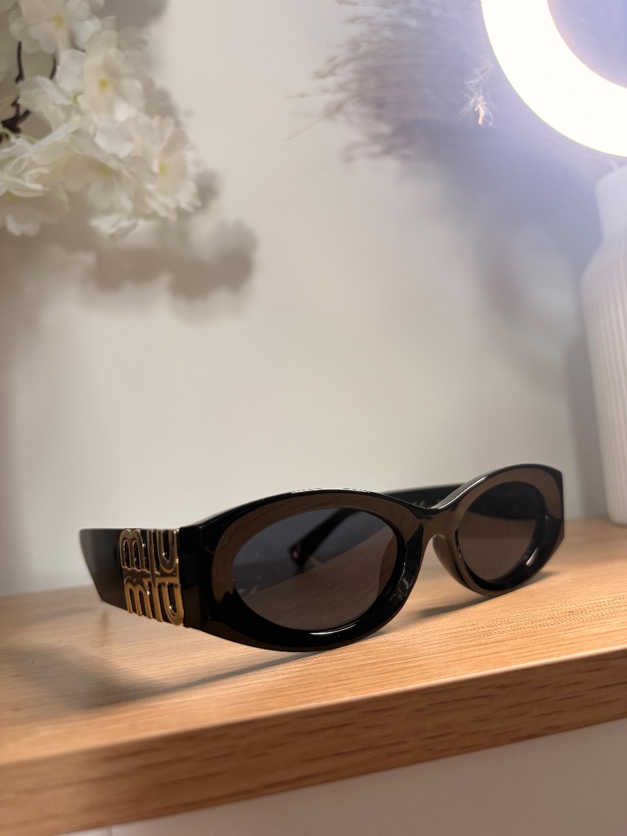 Black oval sunglasses