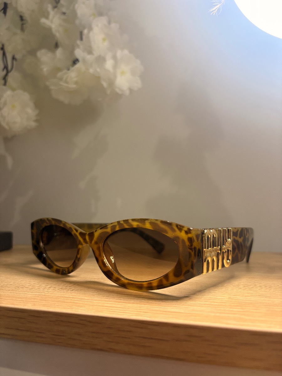 Oval tortoiseshell sunglasses with gold details