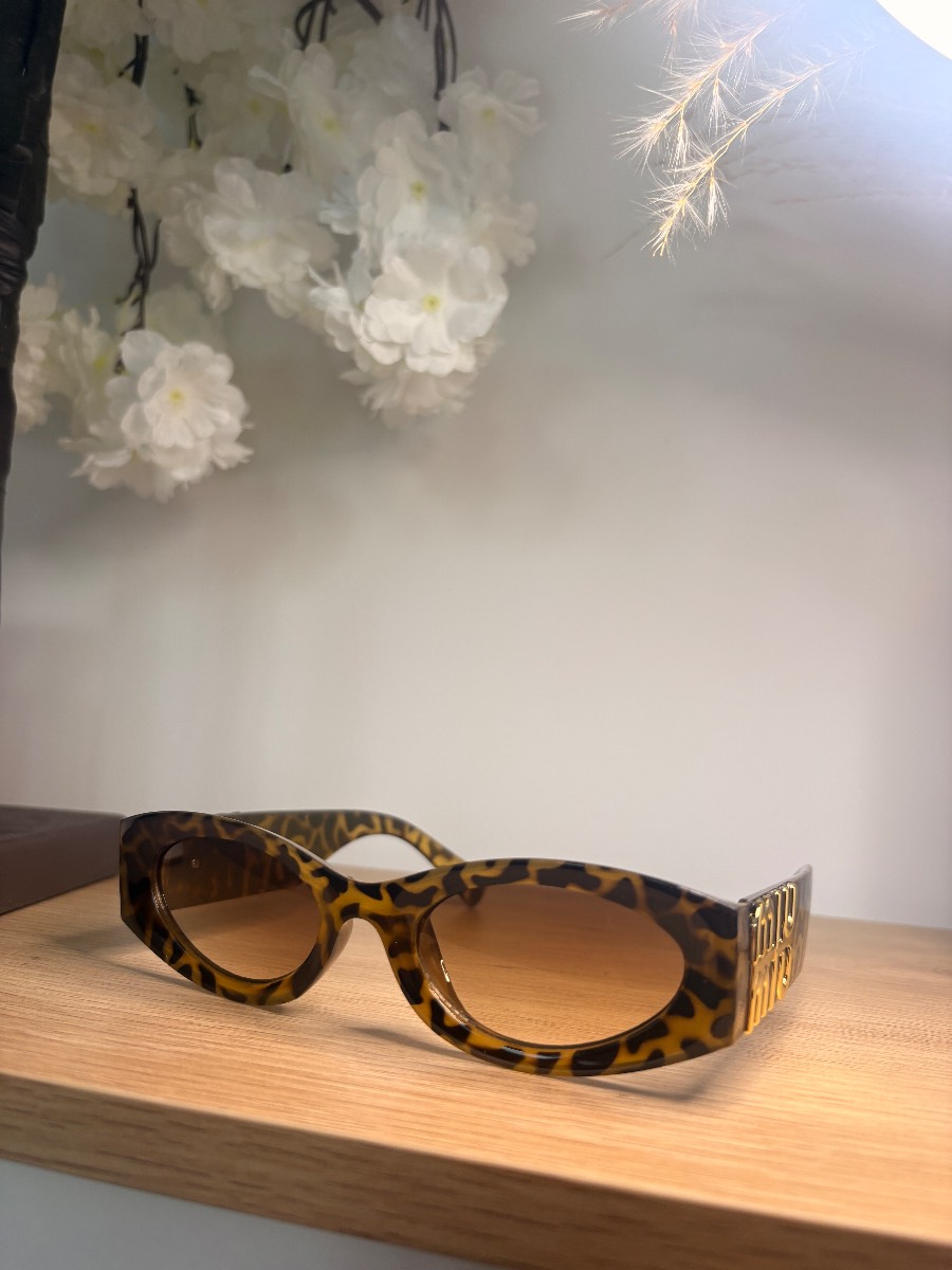 Oval tortoiseshell sunglasses with gold details
