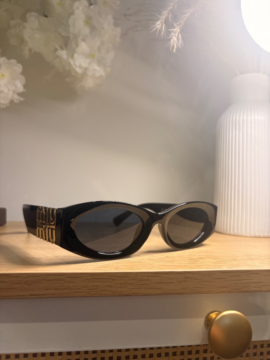 Black oval sunglasses