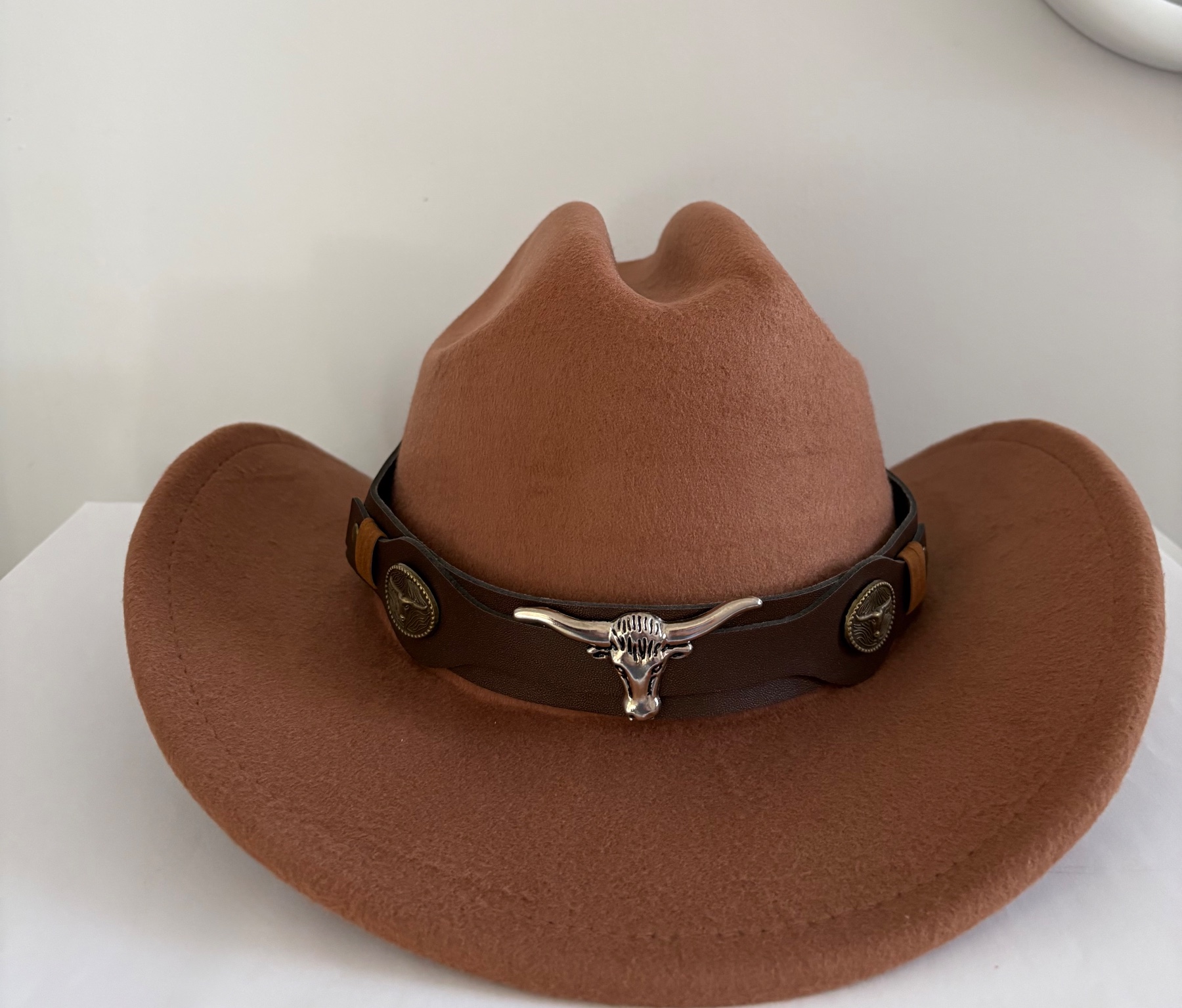 Tan cowboy cowgirl hat with bull buckle belt trim ideal for country music themed events hoedowns
