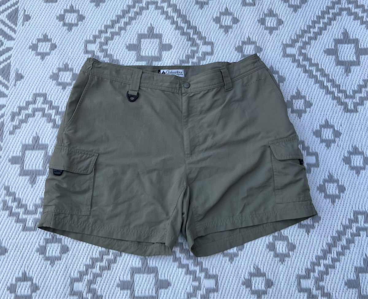 Columbia sportswear company men’s Khaki 100% nylon activewear summer cargo shorts size large