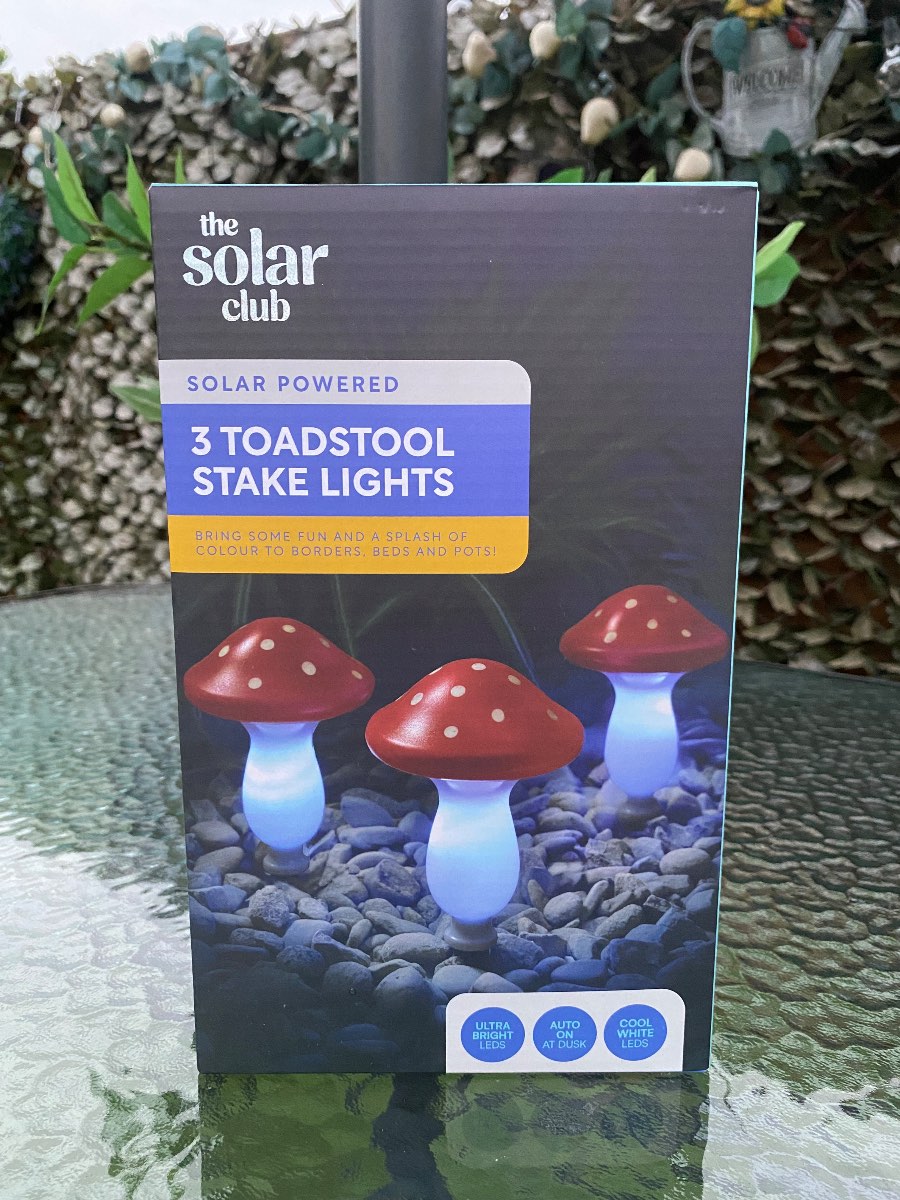 3 TOADSTOOL STAKE LIGHTS SOLAR POWERED. Total Length 3M Approximately