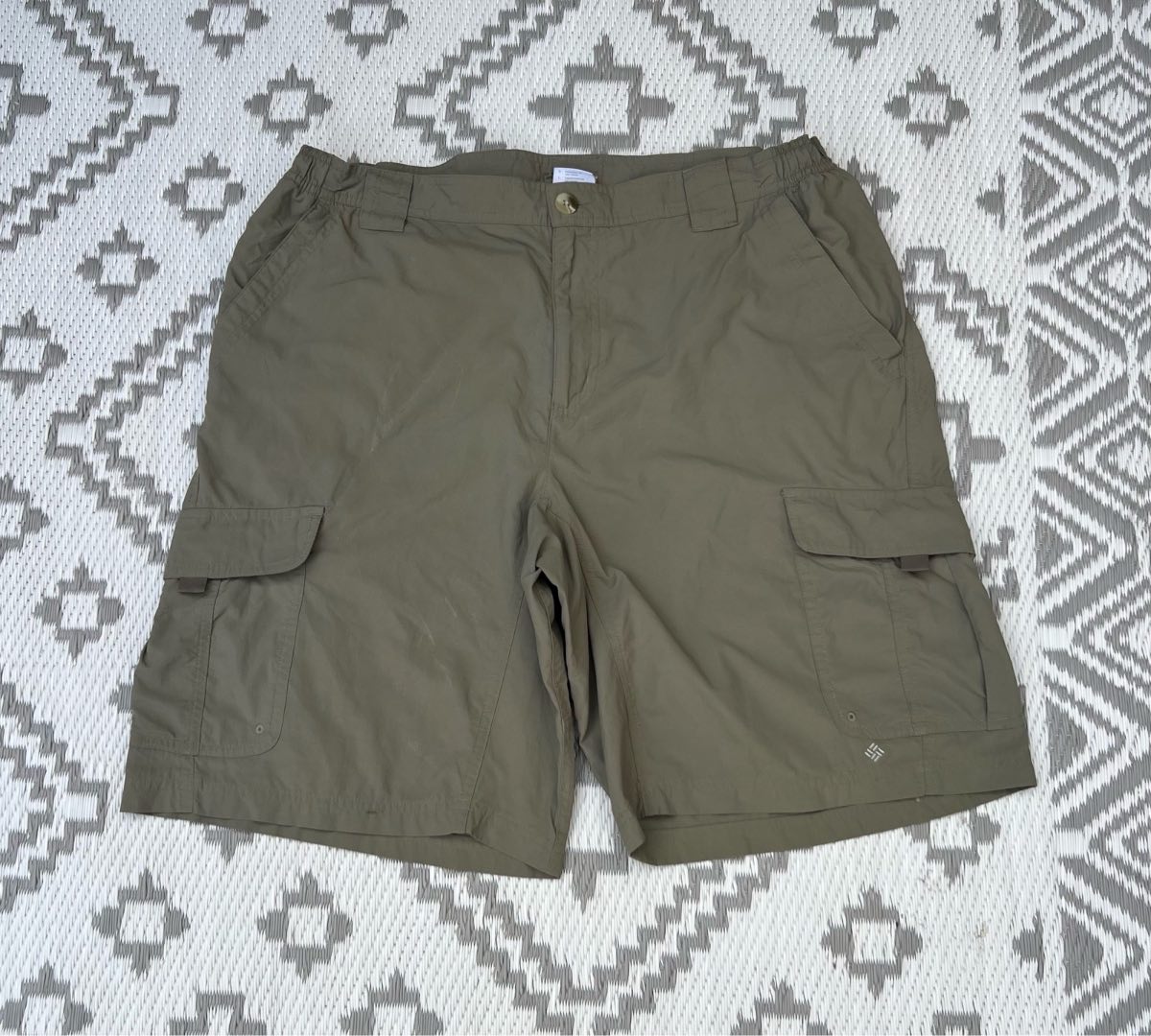 Columbia Sportswear men’s khaki 100% nylon activewear summer cargo shorts size large