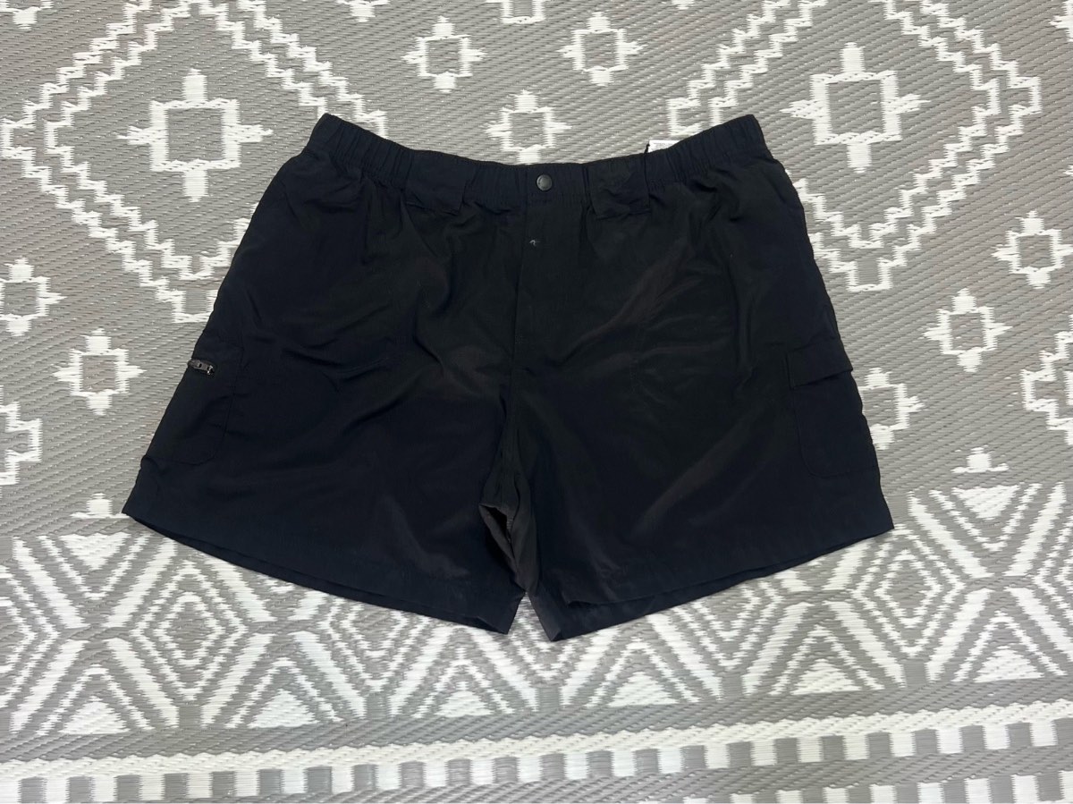 Columbia men’s black 100% nylon activewear summer cargo shorts size large