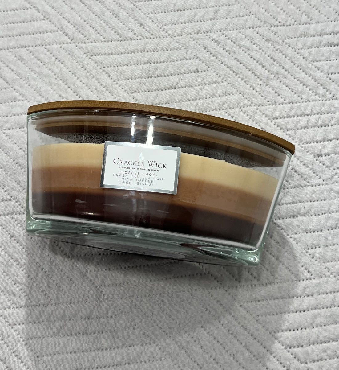 Crackle wick candle. Crackling wood contains Vanilla Pod, Toffee & Sweet Biscuit . Weight 485g
