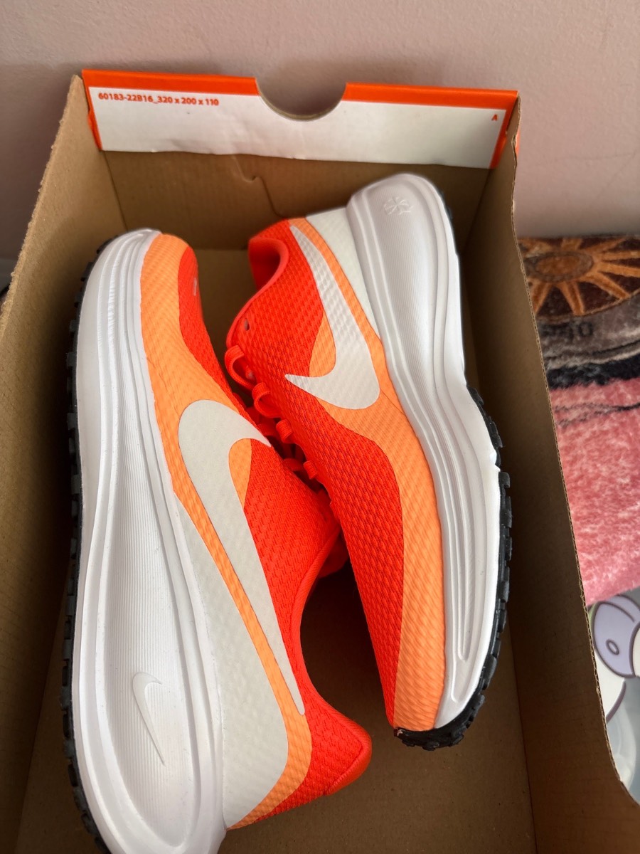 Women’s Nike revolution 8