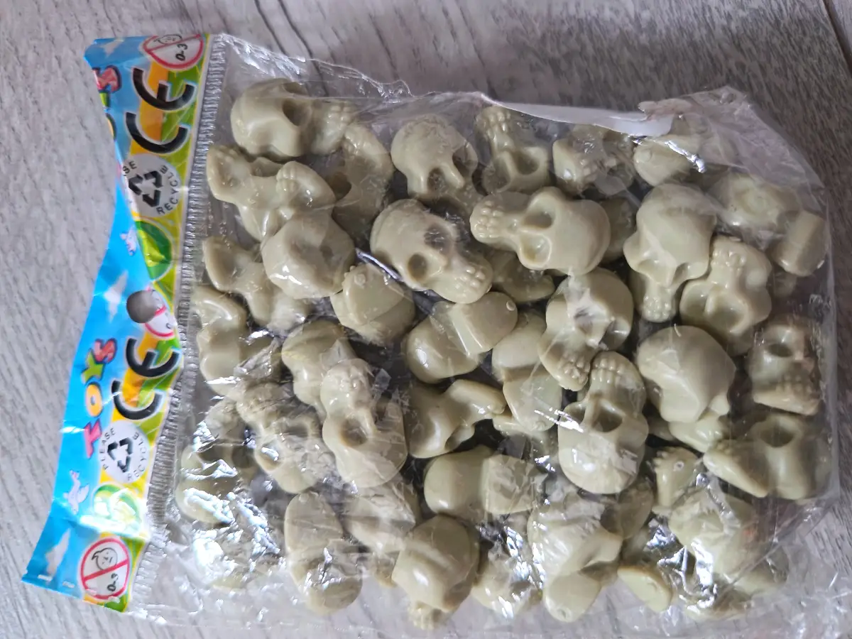 50pcs Mini Plastic Skull Heads for Halloween Decorations